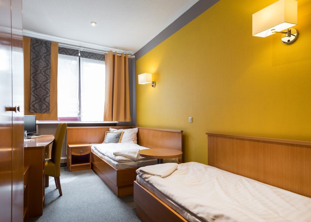 Hotel Restauracja Tawerna กลีวิตเซ ภายนอก รูปภาพ